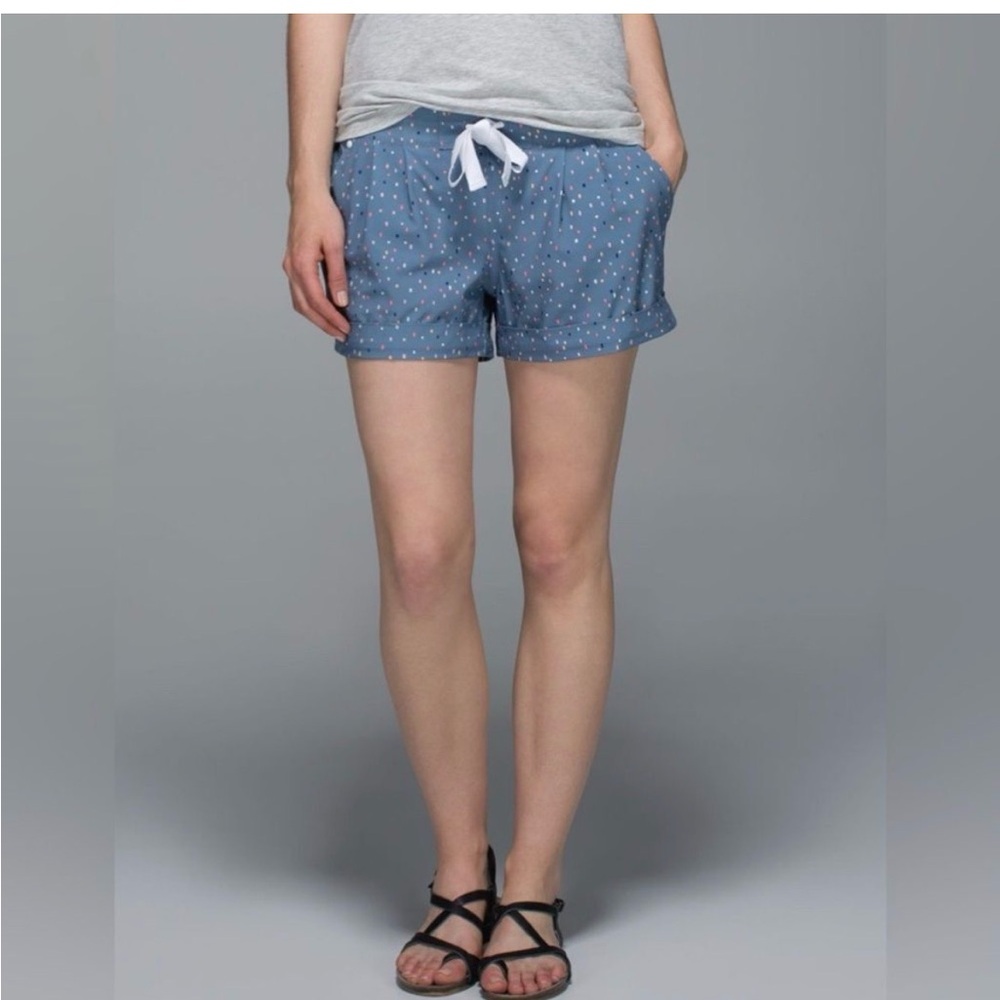 Lululemon spring break away blue polka dot cuffed shorts. Size 12 - Like New